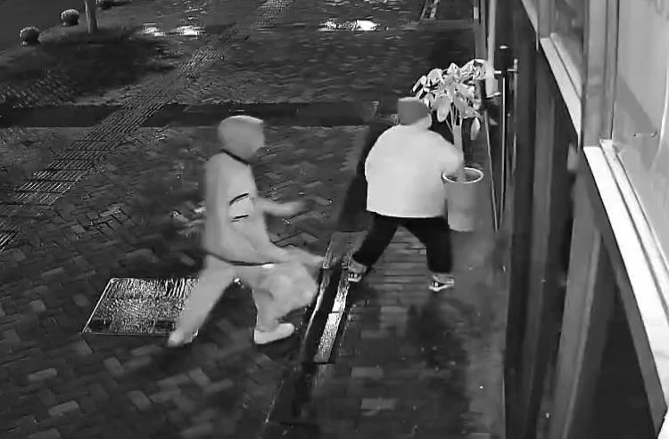 烟酒超市手机店暴力入室盗窃频发，AI智能安防系统应如何应对