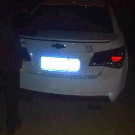 夜间安装的车辆道闸监控摄像头无法识别车牌，出现反光、白光的情况，应该如何处理