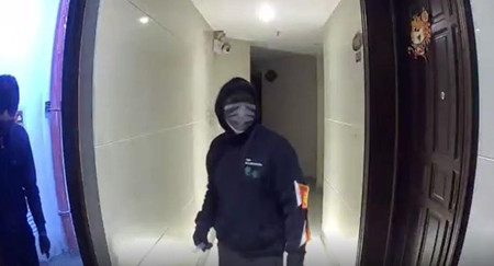 家用监控摄像头曝光监控画面，大门口两男子行迹鬼祟