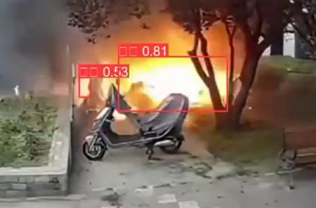 随着科技的不断进步，AI人工智能已经深入到生活的方方面面，特别是在安全监控领域，AI视频监控已经成为保障公共安全的重要手段。今天，我们将重点探讨AI视频监控与火焰识别算法如何共同守护我们的安全，开启智能防控新篇章。  AI视频监控具有强大的智能分析和处理能力，能够实现对监控区域的实时监控、目标识别、行为分析等功能。而火焰识别算法则是AI视频监控的重要应用之一，通过对监控画面中的火焰特征进行识别和分析，及时发现火情，为灭火救援争取宝贵时间。  火焰识别算法采用了先进的计算机视觉技术和深度学习算法，能够在复杂的监控画面中准确识别火焰特征。一旦检测到火焰，系统会立即触发报警，将火情信息实时推送给相关人员，实现快速响应。  除了火灾防控，AI视频监控和火焰识别算法在工业生产、森林防火、古建筑?；さ攘煊蛞簿哂泄惴河τ谩Ｋ遣唤隹梢蕴岣甙踩嗫氐男屎妥既沸?，还能有效降低人力成本，实现智能化、自动化的安全管理。  总之，AI视频监控与火焰识别算法的结合，为公共安全防控带来了革命性的变革。未来，随着技术的不断创新和完善，AI视频监控将在更多领域发挥重要作用，为我们的生活和工作提供更加安全、便捷的环境。